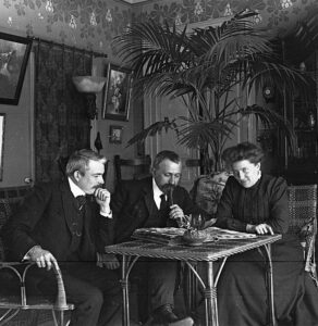 Antonin Daum (centre) with Marguerite Daum and Louis Sencert Wikimedia commons