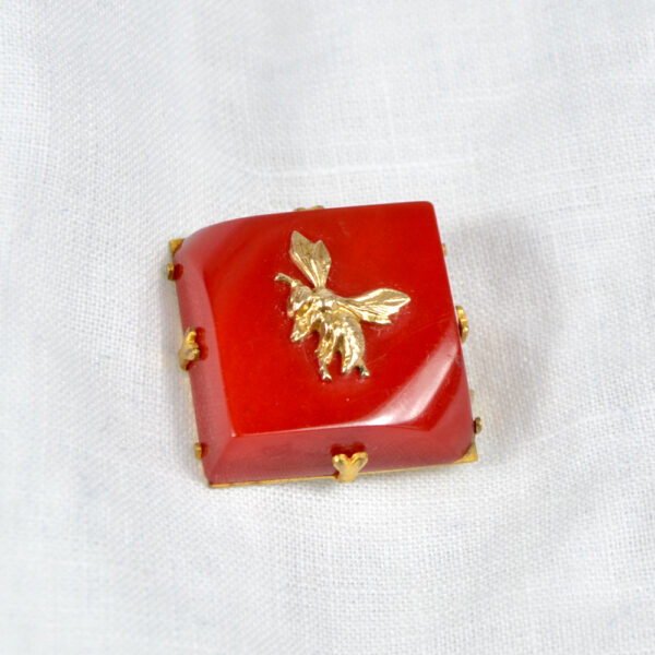 red bakelite bee brooch 1930s 2
