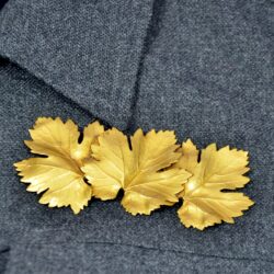 1940s large leaf brooch in gold pomponne