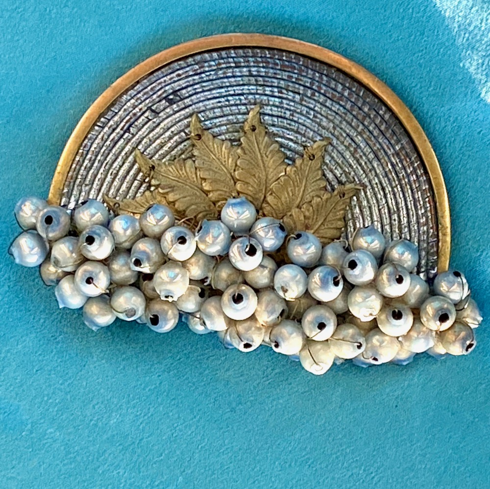 Vintage Pearl Brooch with High-grade Gilt Glass Brooch for Women