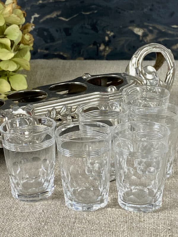 6 Baccarat crystal liquor glasses in silver plate holder (4)