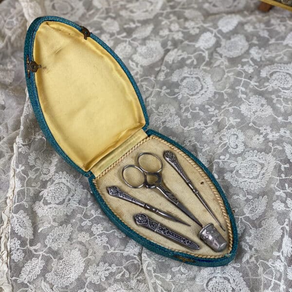 Antique silver sewing set in original box, hallmarked necessaire de couture etui 1900 (1)