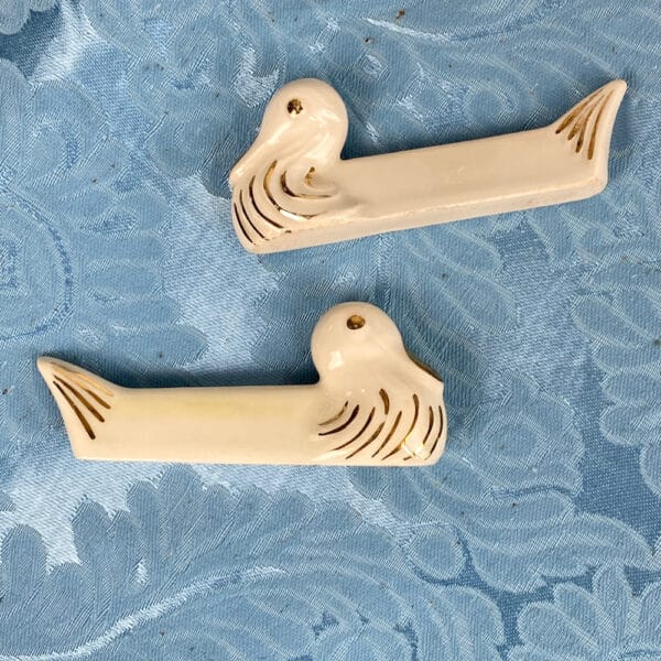 Vintage French knife rests in the shape of ducks, set of art deco ceramic cutlery rests in white and gold (3) 1930, 1940